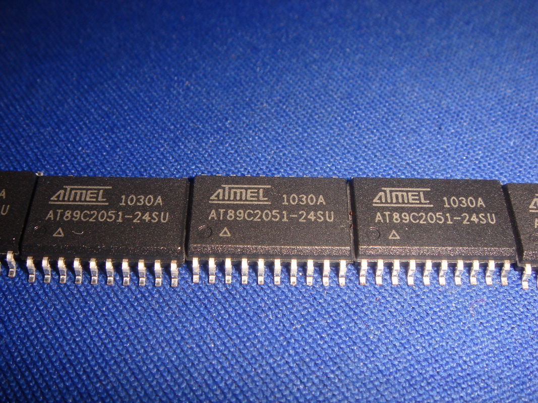 AT89C2051-24SU SOP20 Integrated Circuit Chip IC Mikrokontroler Baru Asli Tidak Terpakai